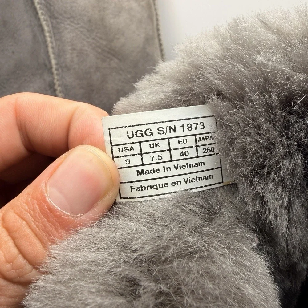 UGG Australia Bailey Button Triplet Boots Womens 9 Gray Sheepskin Winter 1873
